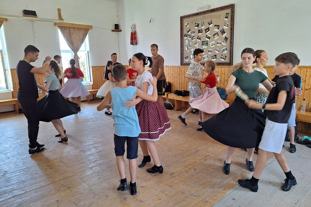 Kolozs megyében edzőtáborozott a Pusztadaróci Pünkösdi Rózsák néptáncegyüttes - Képgaléria