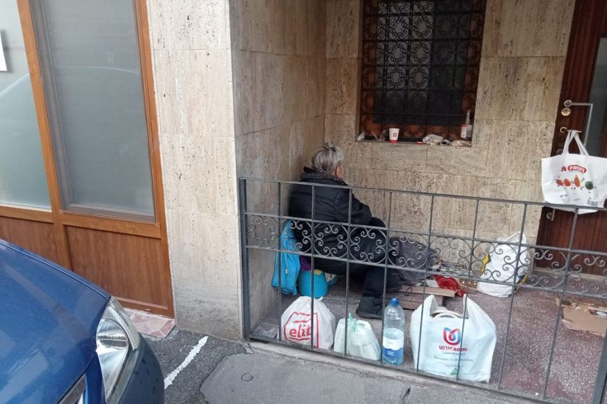 Egy fedél nélkül maradt idős asszonynak segítettek a DAS munkatársai