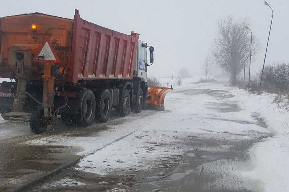 Havazott a Déli-Kárpátokban, lezárták a hegyi utakat