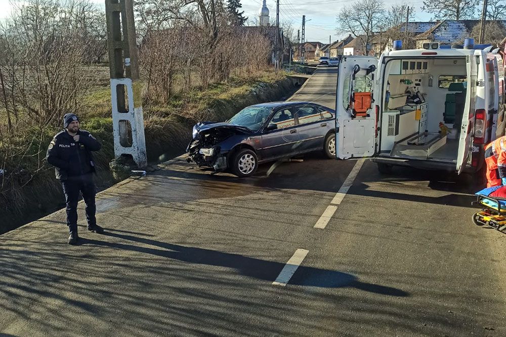 Oszlopnak csapódott egy gépkocsi Pórteleken. A sofőr megsérült
