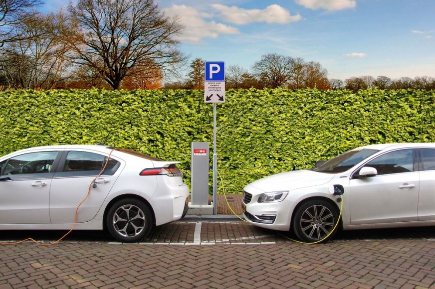 Korlátozhatják az elektromos autók használatát Svájcban