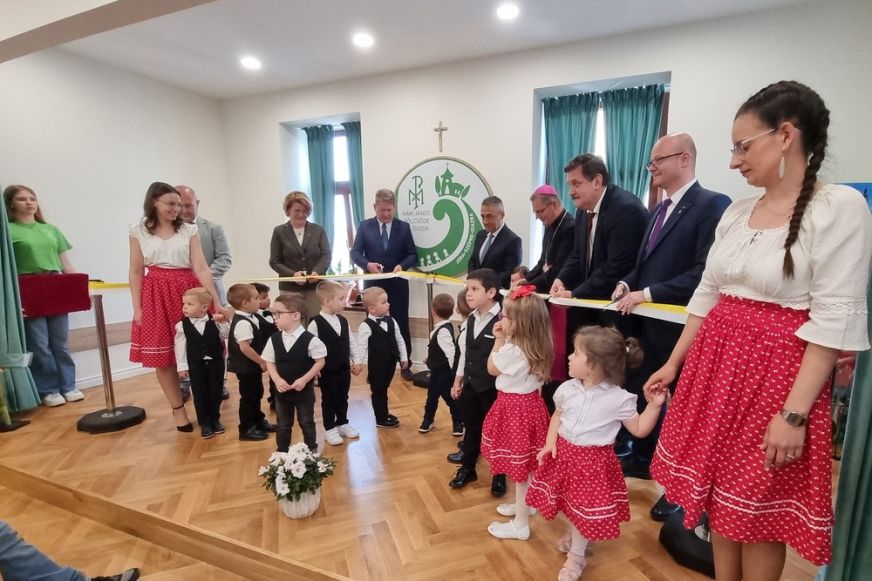 Hám János Bölcsőde és Óvoda avatása és megszentelése: az identitástudat a bölcsődei és óvodai nevelésnél kezdődik - Képgaléria, Videó