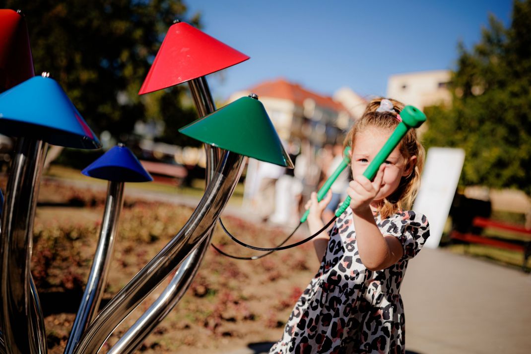 Új látványosság Szatmárnémetiben: zenepark a Divatház előtt
