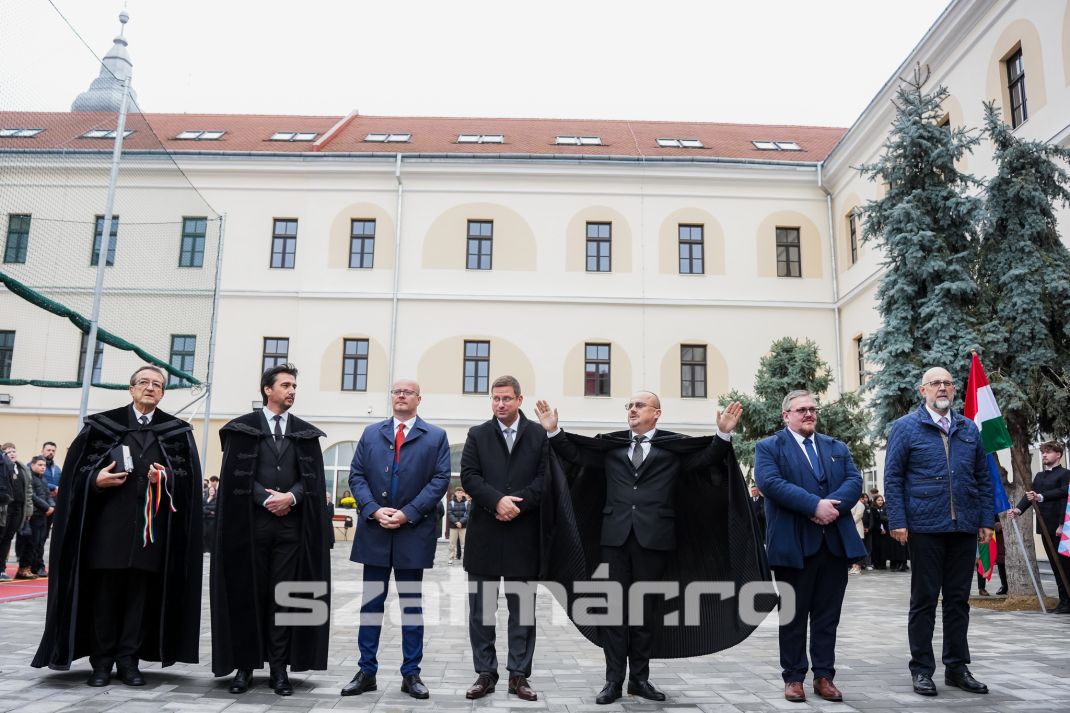 Egy álom beteljesült: Ünnepi istentiszteleten adtak hálát a Református Gimnázium megújulásáért - Képgaléria