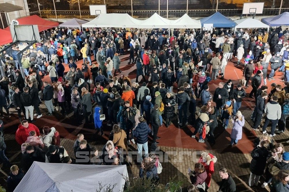 Élő közvetítés, pattogatott kukorica, bojtangyalka: jótékonysági karácsonyi vásár a Hám János Líceumban - KÉPGALÉRIA, VIDEÓ
