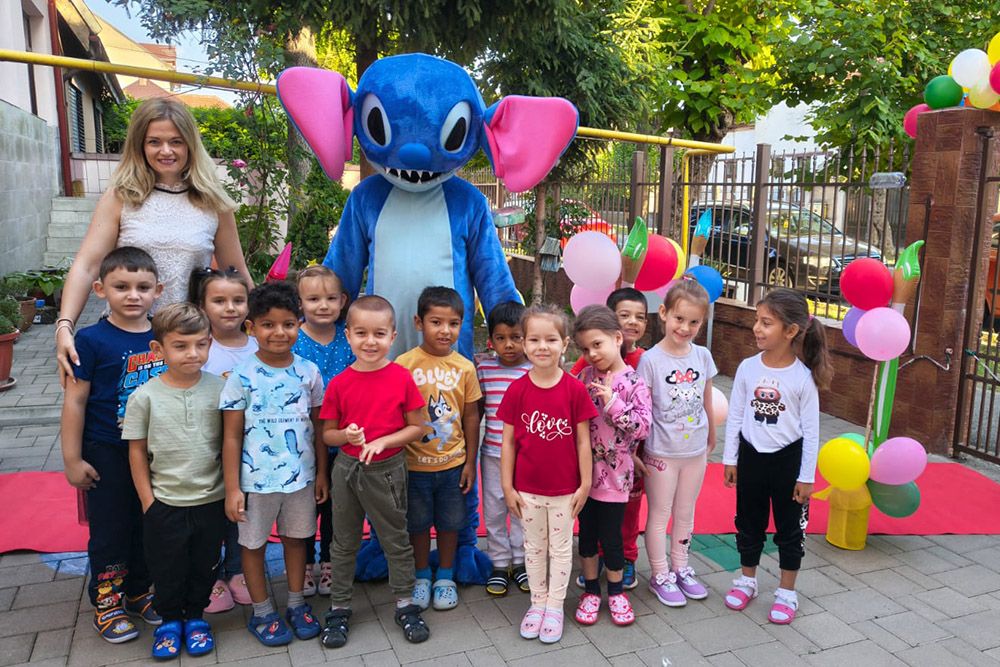 Mesebeli tanévnyitó a szatmárnémeti 6-os Számú Óvodában – Stitch várta a gyerekeket