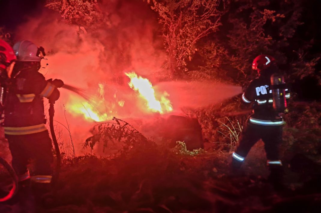 Árokba hajtott és kigyulladt egy autó az éjszaka Lázáriban - Fotók