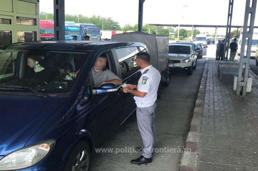 Kihirdette az államfő a törvényt: szülői hozzájárulással felnőtt kísérete nélkül is utazhatnak külföldre a 16 éven felüli kiskorúak