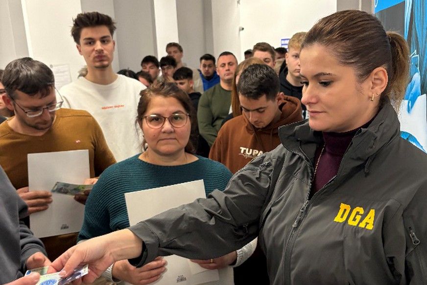 A legjobb helyen osztogatta szórólapjait a korrupcióellenes igazgatóság