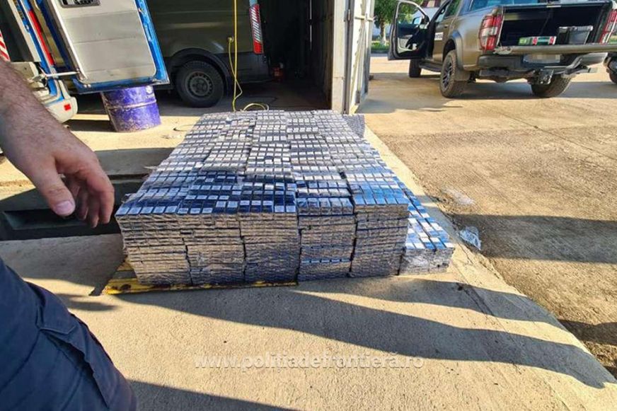 Jelentős cigifogás: közel tizenegyezer csomag csempészcigarettát találtak a határrendészek egy dupla plafonú furgon rejtekében