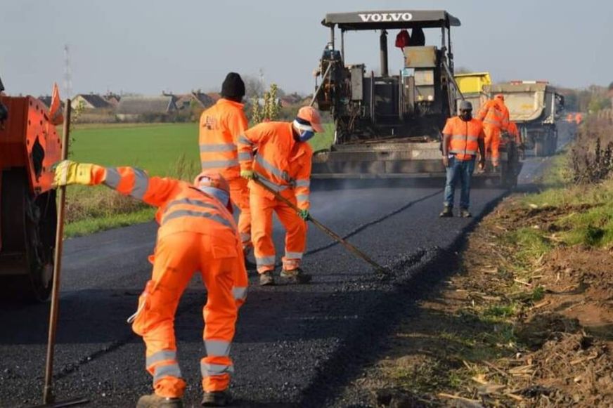 Több mint 100 millió lejből korszerűsítik a petei határ és Gombáspuszta közötti, 194B jelzésű megyei utat