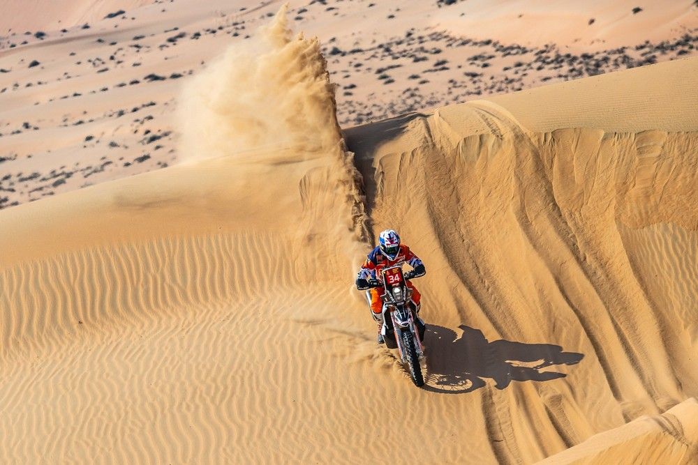 Vesztett pozíciójából a szatmári motoros legenda a Dakar utolsó előtti futamában. Perceken múlhat a győzelem