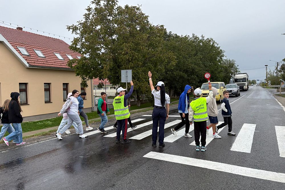„A közlekedésbiztonság az iskolában kezdődik” – rendőrök tartottak foglalkozást Szatmár megyei tanintézményekben
