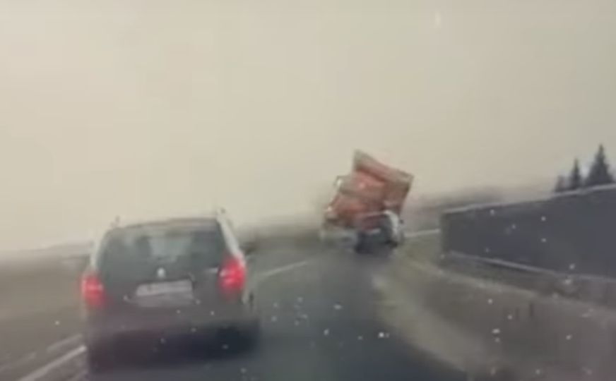 Felkavaró baleset: felrobbant a kamion kereke, letarolta a személyautót (VIDEO)
