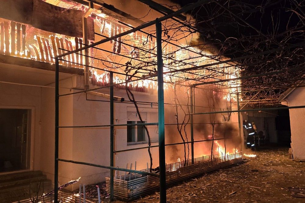 Idős asszony otthona kapott lángra Szatmárnémetiben. A tüzet a szomszéd kutyája jelezte először - KÉPEK