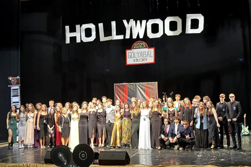 Szűnni nem akaró ováció, folyamatosan villogó vakuk. Hollywoodi sztárparádé a Kölcsey gólyabálján