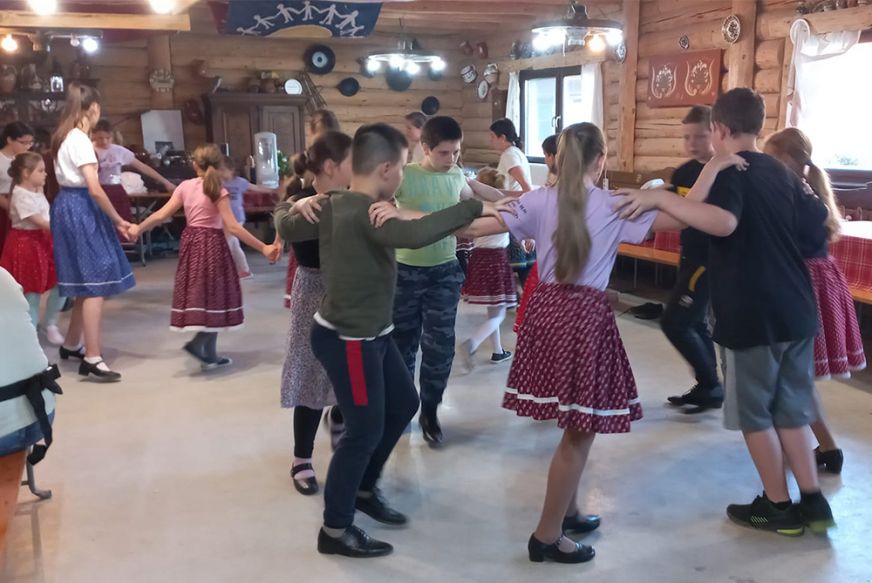 Néptánc és népi gyermekfoglalkozások a Röpikével – Jelentkezz te is!
