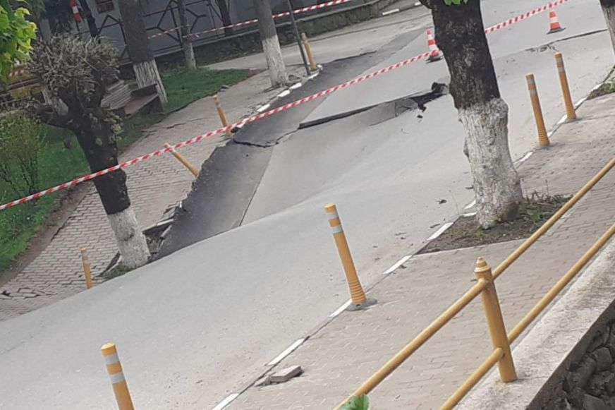 Prahova megye: beszakadt egy utca Slănic városában; 20 személyt evakuálnak a környező tömbházakból
