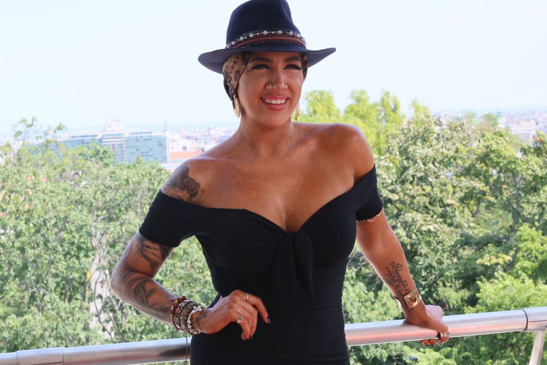 Utcára került a TV2 sztárja, Tóth Gabi fogadta be az otthonába