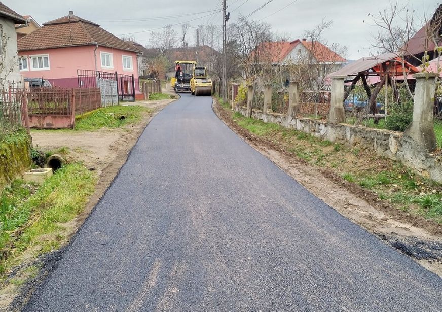Avasújváros. Több kilométer utat aszfaltoznak le még a jó időben