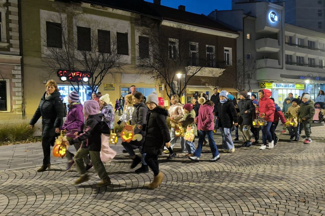 Ragyogó lampionmenet világította meg Szatmárnémeti régi főterét