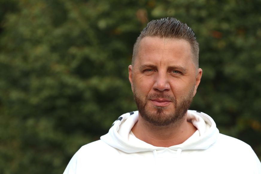 Zámbó Krisztián kimondta, mi az, ami valójában nem tetszik neki a Jimmy-sorozatban: „Prosztónak van beállítva”