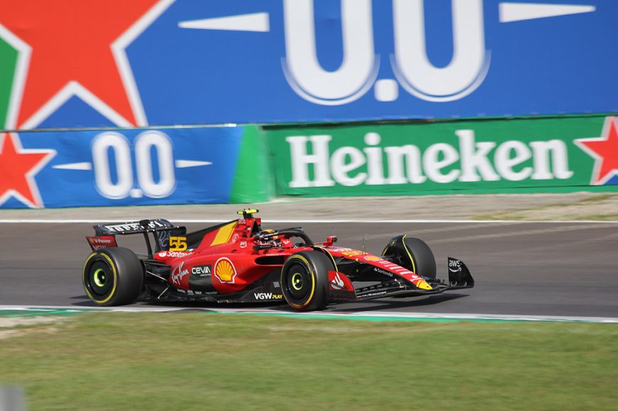 Ausztrál Nagydíj - Sainz nyert Melbourne-ben, Verstappen kiesett