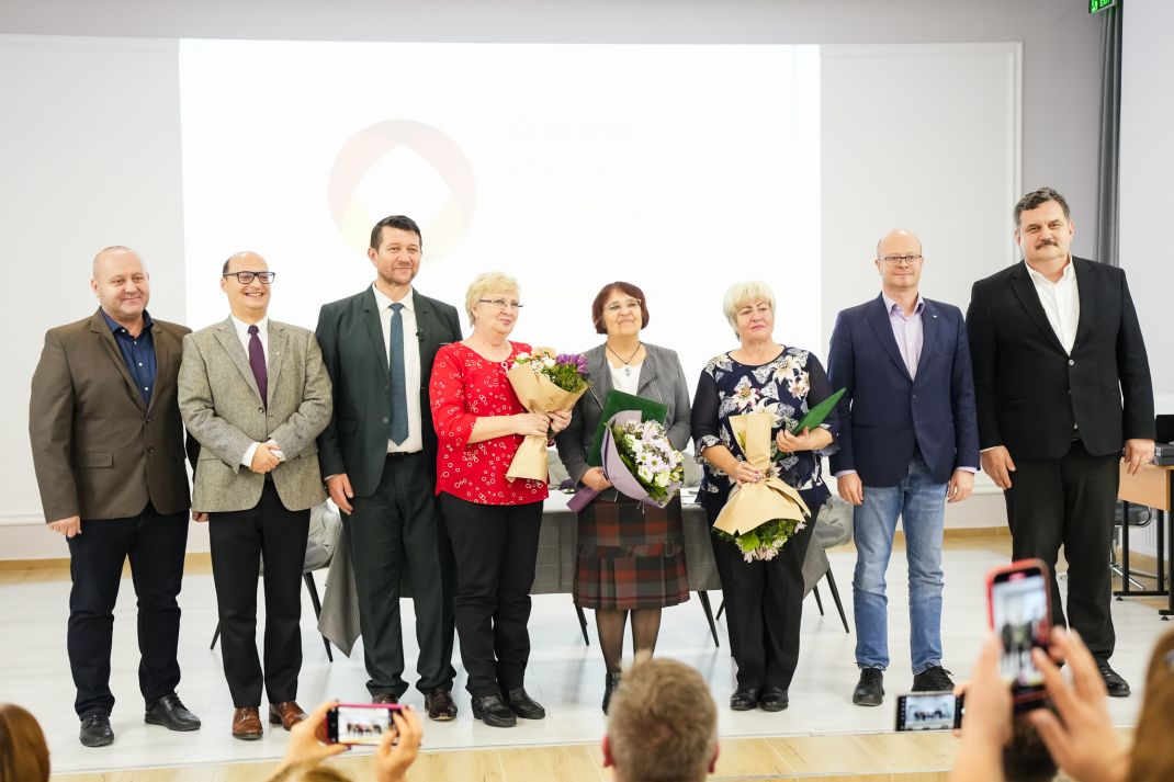 Átadták a Pedagógus Szolgálati Emlékérmeket, az Apáczai- és a Mákvirág-díjakat Szatmárnémetiben - Képgaléria