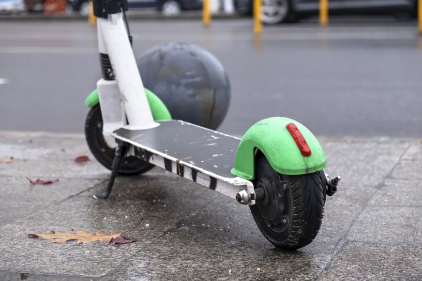 Autónak ütközött egy elektromos rollerrel közlekedő tini Szatmárnémetiben