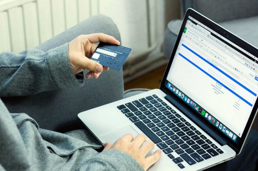 Csúfos átverés: már csak bottal ütheti a csalók nyomát a Szatmár megyei férfi