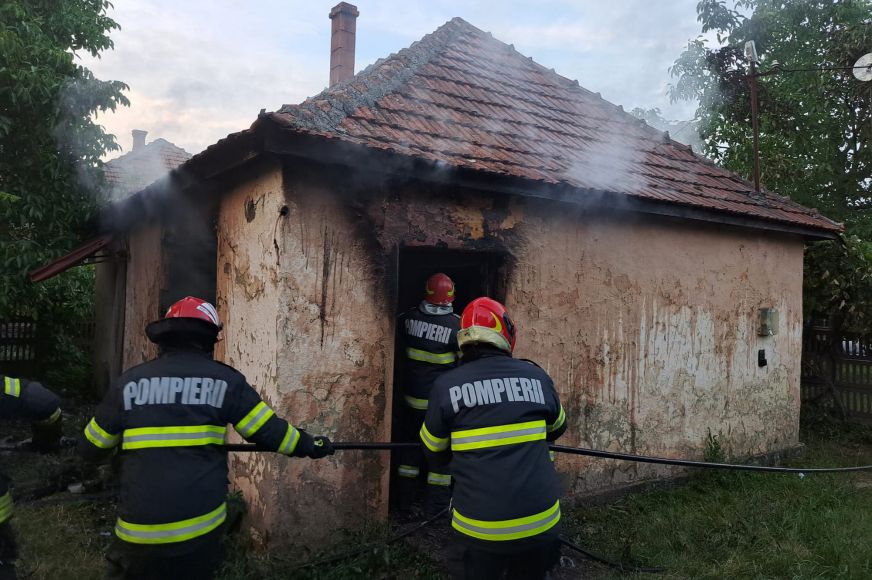 Elszenesedett holttestre bukkantak az égő házban - KÉPEK