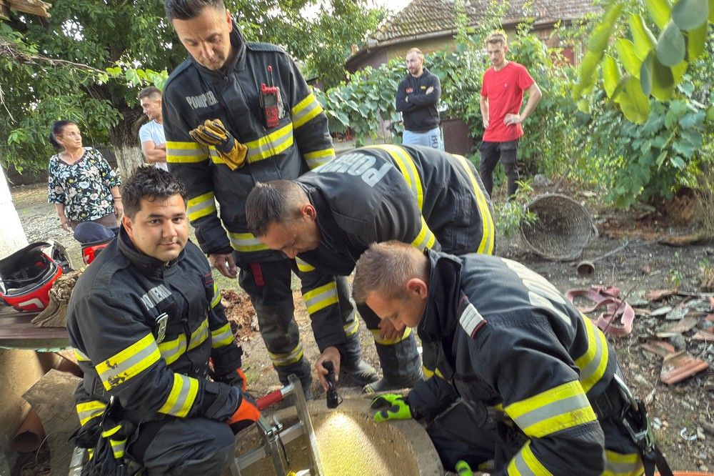 Kilenc méter mély kútból mentettek kiskutyákat a nagykárolyi tűzoltók