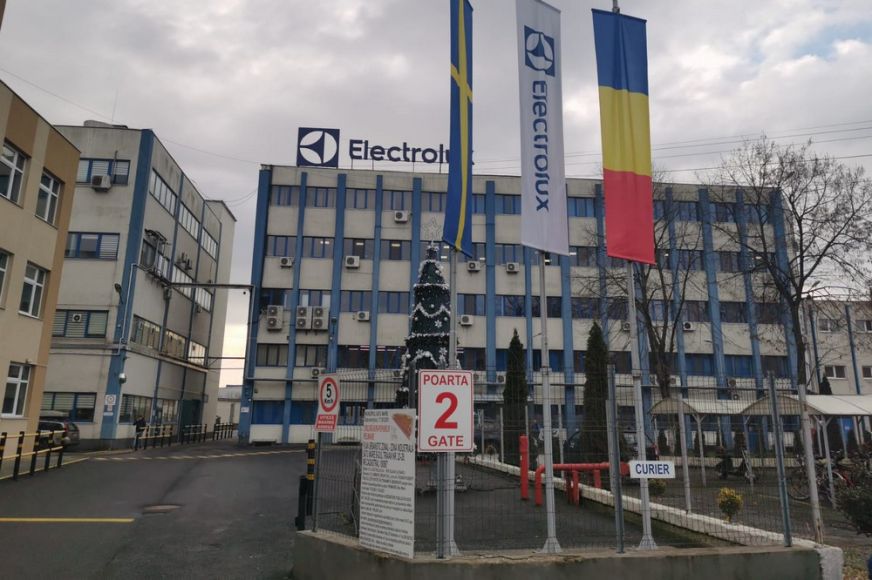 Tömeges elbocsátások a szatmári Electroluxnál! A háború miatt drasztikusan visszaesett a beérkező megrendelések száma