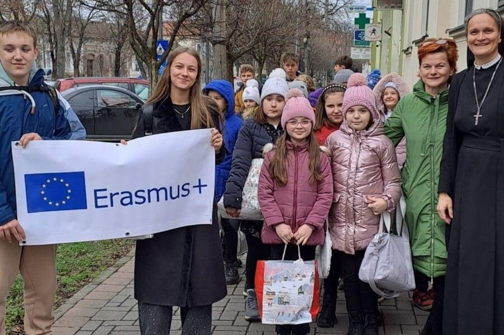 Jótékonysági esemény a Hám János Líceumban: örömdobozok gyerekeknek az Erasmus+ CREATE projekt keretében