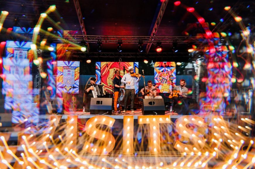 Pezsdítő balkáni hangulatú nyárzárás világhírű előadókkal a Tűzoltótoronynál. Pénteken kezdődik a World Music Festival