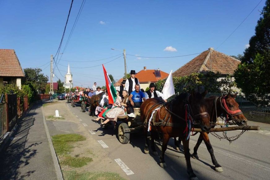 Kukoricát törtek, répát reszeltek, fiúk csipkét varrtak: szüreti felvonulás Pusztadarócon - Képgaléria, Videó