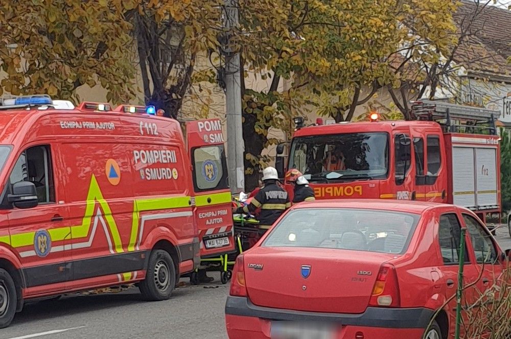 Közlekedési baleset Szatmárnémetiben: járdára hajtott és fának csapódott egy autó