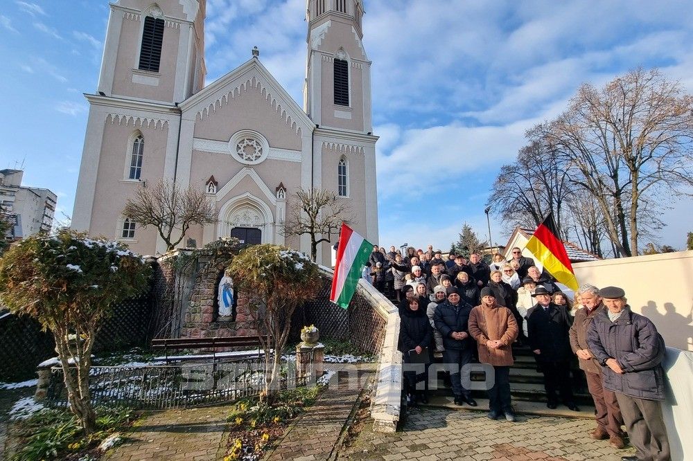 Deportált zajtai svábokra emlékeztek a szatmárnémeti Kálvária templomban - Képgaléria