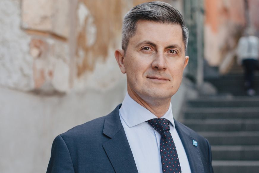 Elütötte egy autó Dan Barnát, a politikus sérülései nem súlyosak