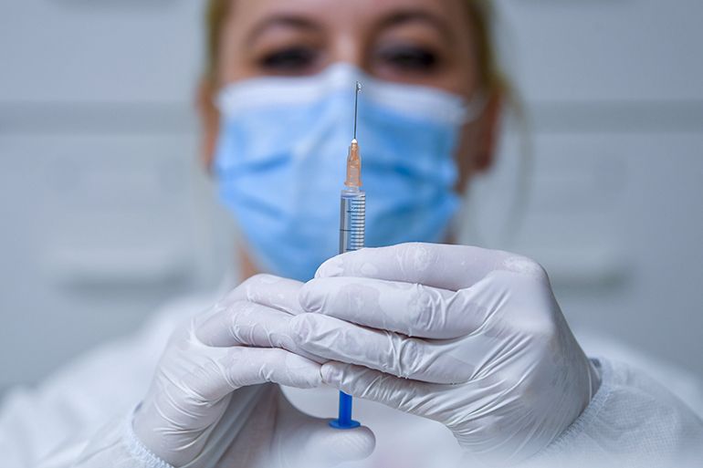 Bíróság elé állítottak egy oltási igazolásokat pénzért árusító családorvost Romániában