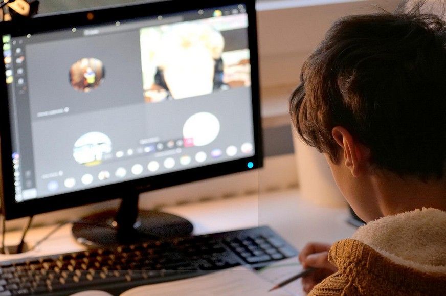 Közel 2000 diák kap számítógép-vásárlásra felhasználható támogatást