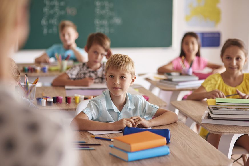 Hétfőn visszatérnek a tanulók az iskolába