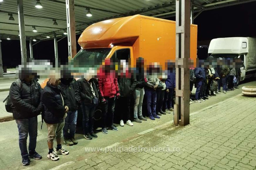 Három embercsempész és 52 bevándorló bukott le szerda éjjel a petei határátkelőnél