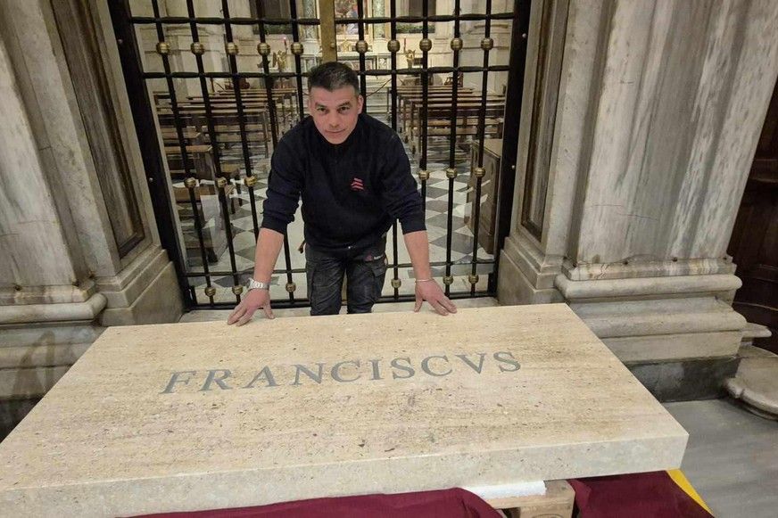 Egy Szatmár megyei férfi is tagja volt a Ferenc pápa sírhelyét előkészítő csapatnak
