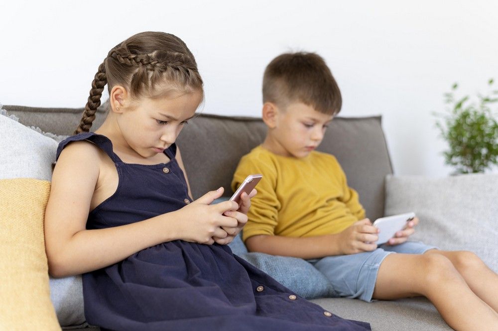 A gyerekek akár napi 10 órát is a képernyő előtt töltenek a nyári szünidő alatt