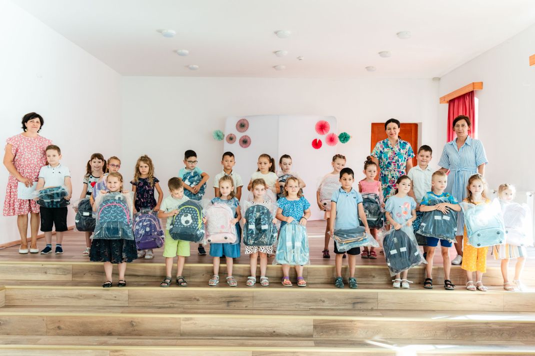 Iskolatáska-program: A Refiben és a Rákócziban csütörtökön adták át a Rákóczi Szövetség ajándék iskolatáskáit