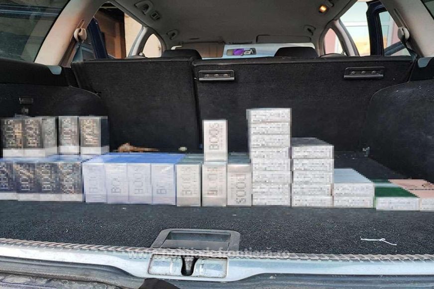 Több mint 50 üveg hamis parfümmel kaptak el egy 32 éves férfit a szatmári határőrök