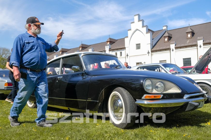 Őszi Retróparádé Nagykárolyban. Oldtimer autókiállításra várnak a kastélyvárosban
