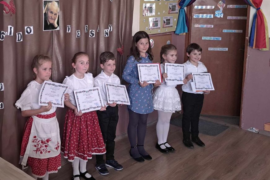 Huszonöt kisdiák szavalt nagyon ügyesen az idei Kányádi Sándor Versmondó Versenyen - Képgaléria