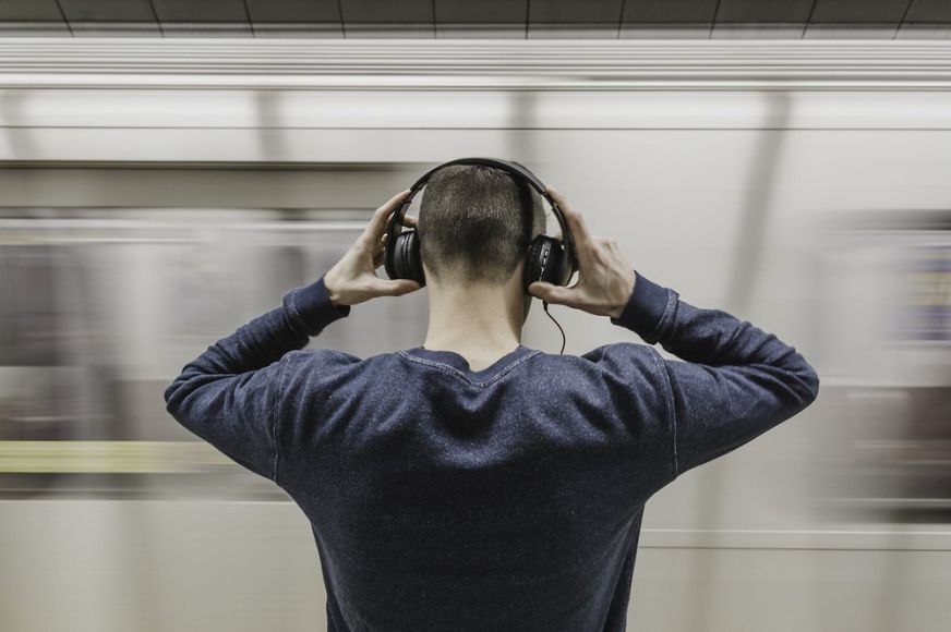 Több mint egymilliárd fiatal hallása van veszélyben
